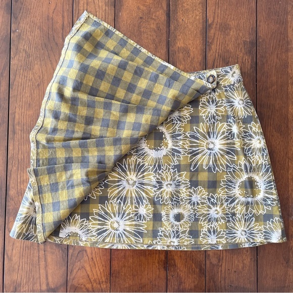 Urban Outfitters floral yellow plaid skirt with pleated front and 2 back pockets - Picture 3 of 8
